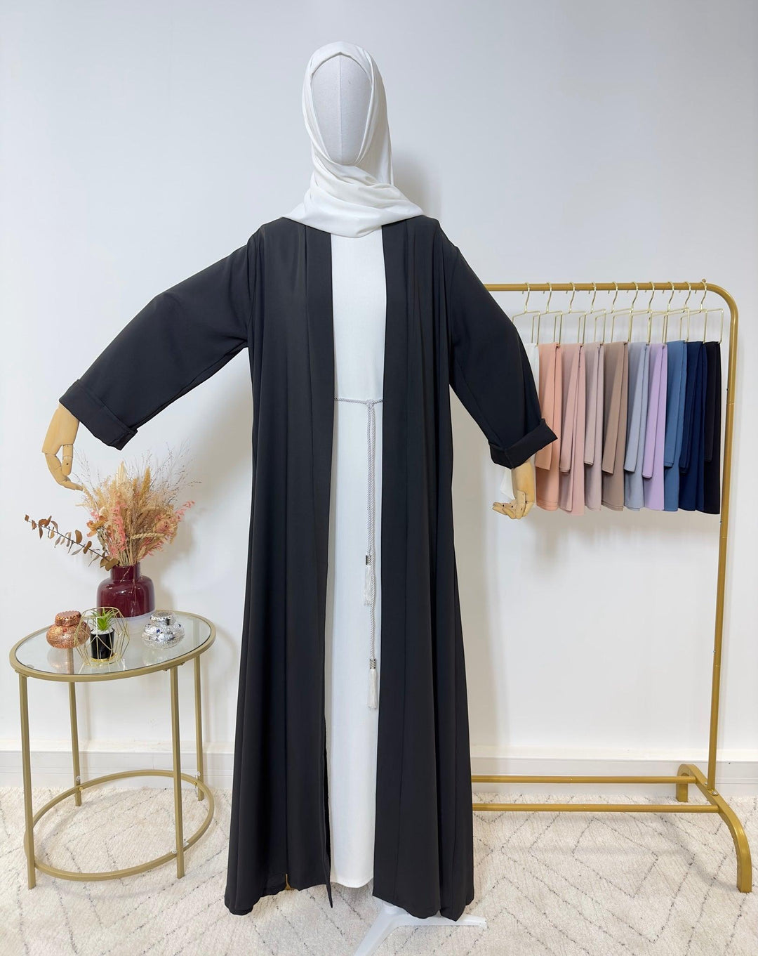 Quelle couleur d'abaya choisir entre le blanc ou le noir ? - My Qamis Homme