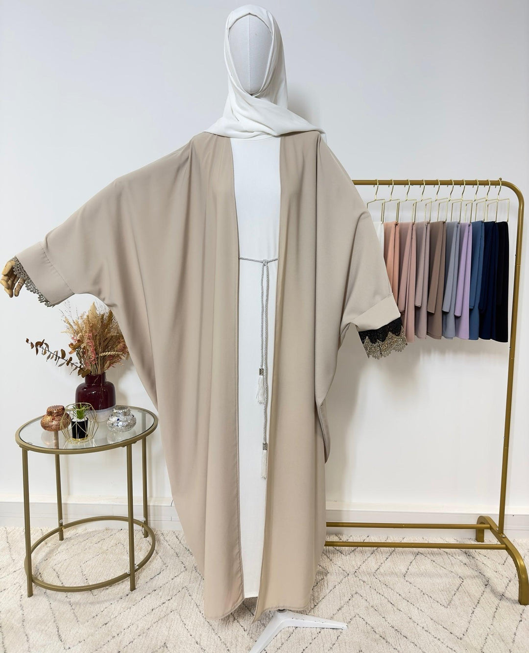 Quelle couleur d'abaya choisir entre le taupe et rose ? - My Qamis Homme