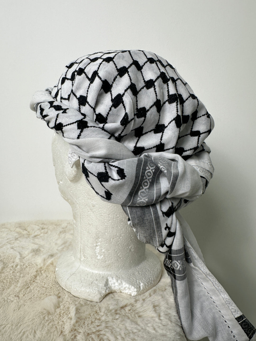 Original Palestinian keffiyeh with pompom - Black