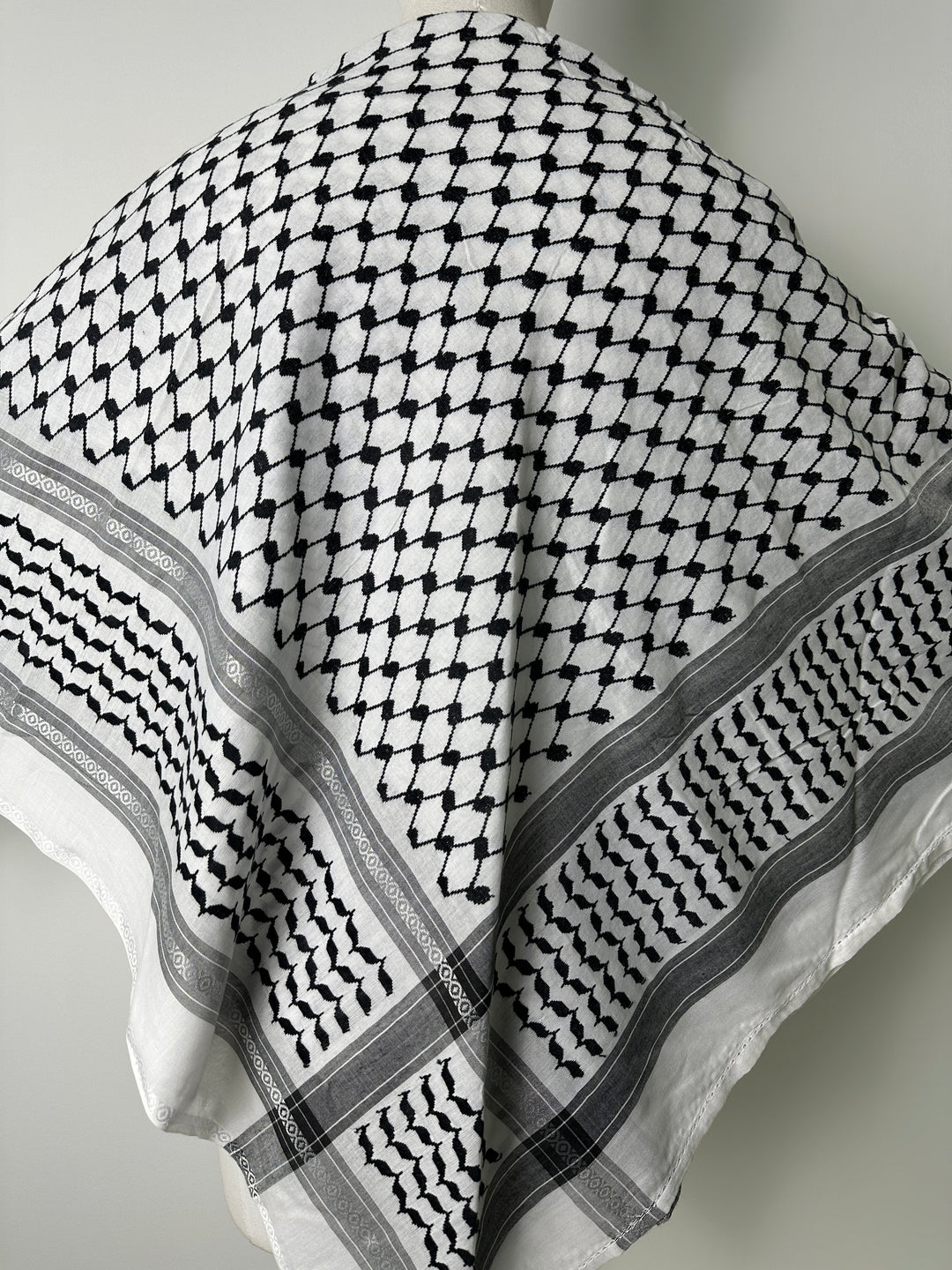 Original Palestinian keffiyeh with pompom - Black