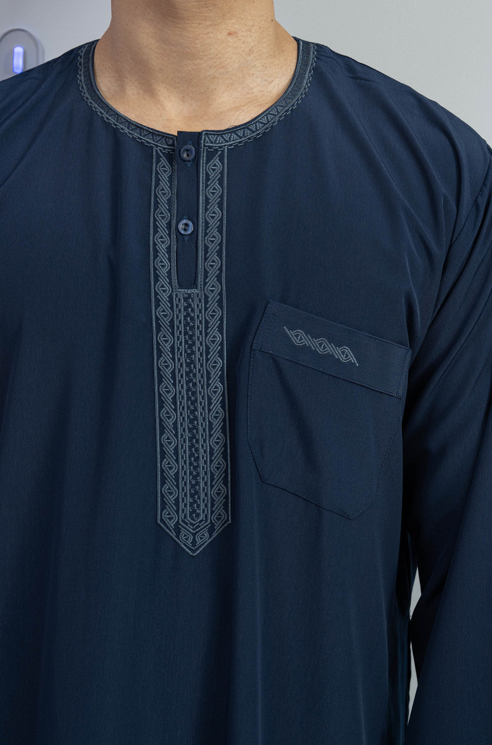 Qamis manche longue bleu marine marocain avec broderie sur le buste