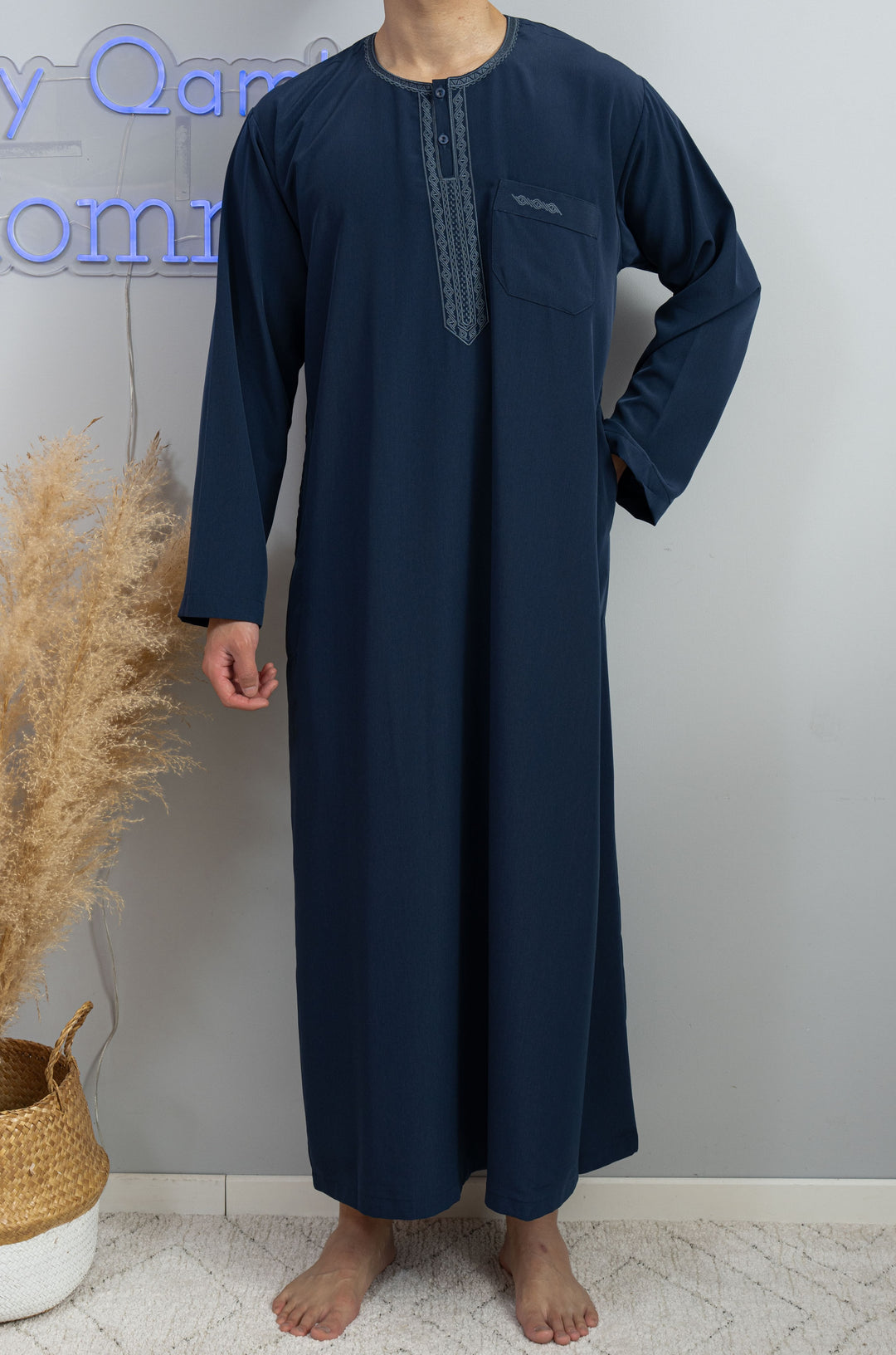 Qamis manche longue bleu marine marocain avec main dans la poche