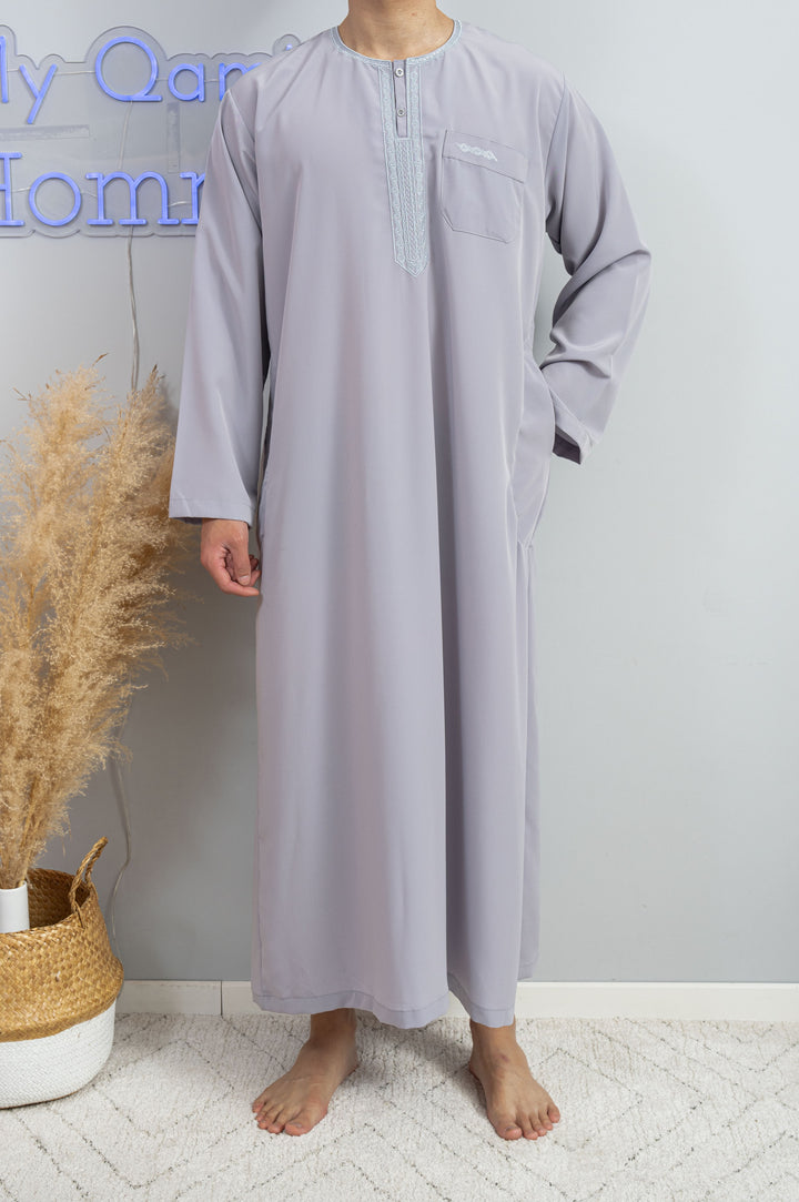 Qamis manche longue gris marocain avec main dans la poche