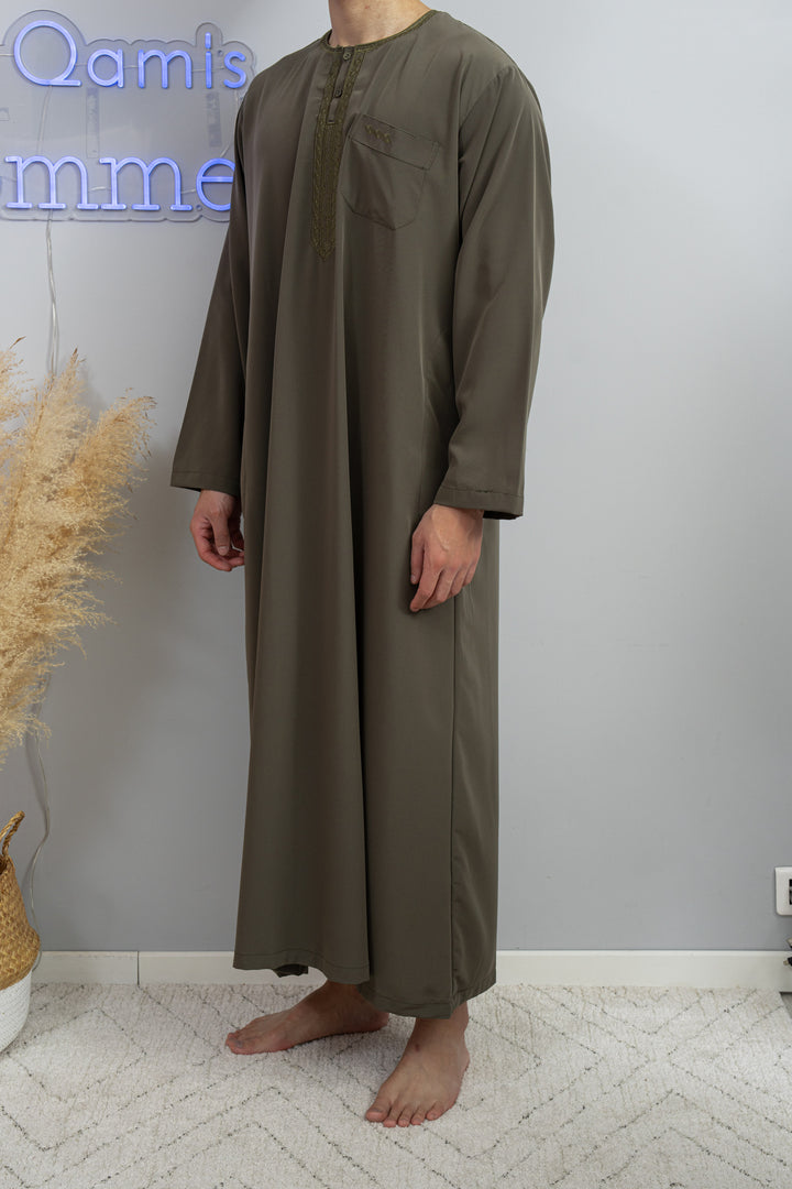 Qamis manche longue kaki marocain de profil