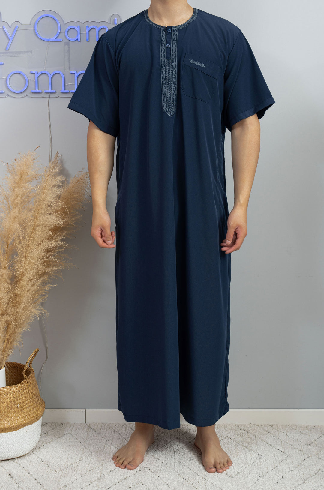 Homme musulman en qamis marocain manche courte bleu marine de face