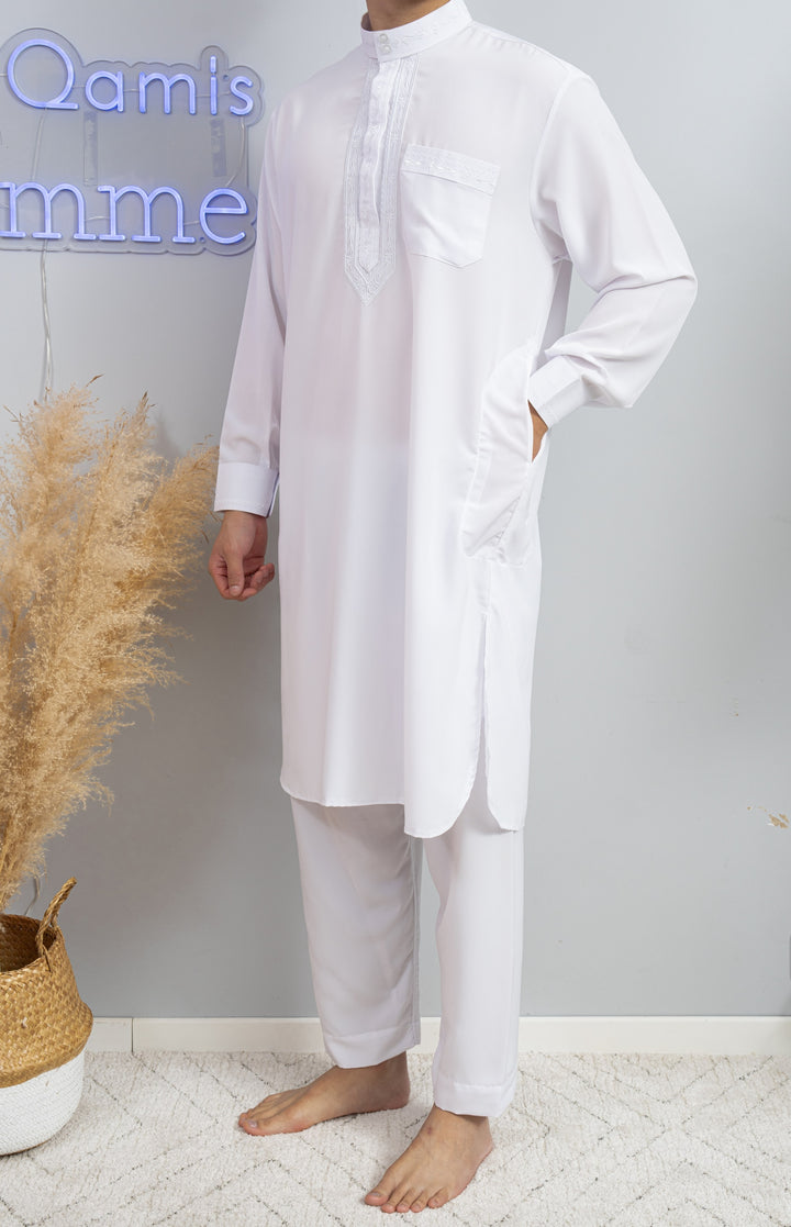 Ensemble qamis pakistanais al emad blanc de profil pour homme