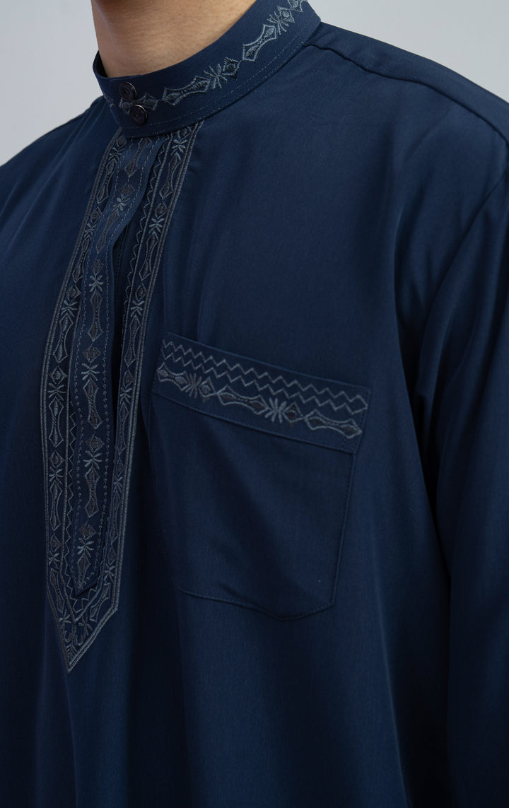 Ensemble qamis pakistanais al emad bleu marine avec broderie sur le col