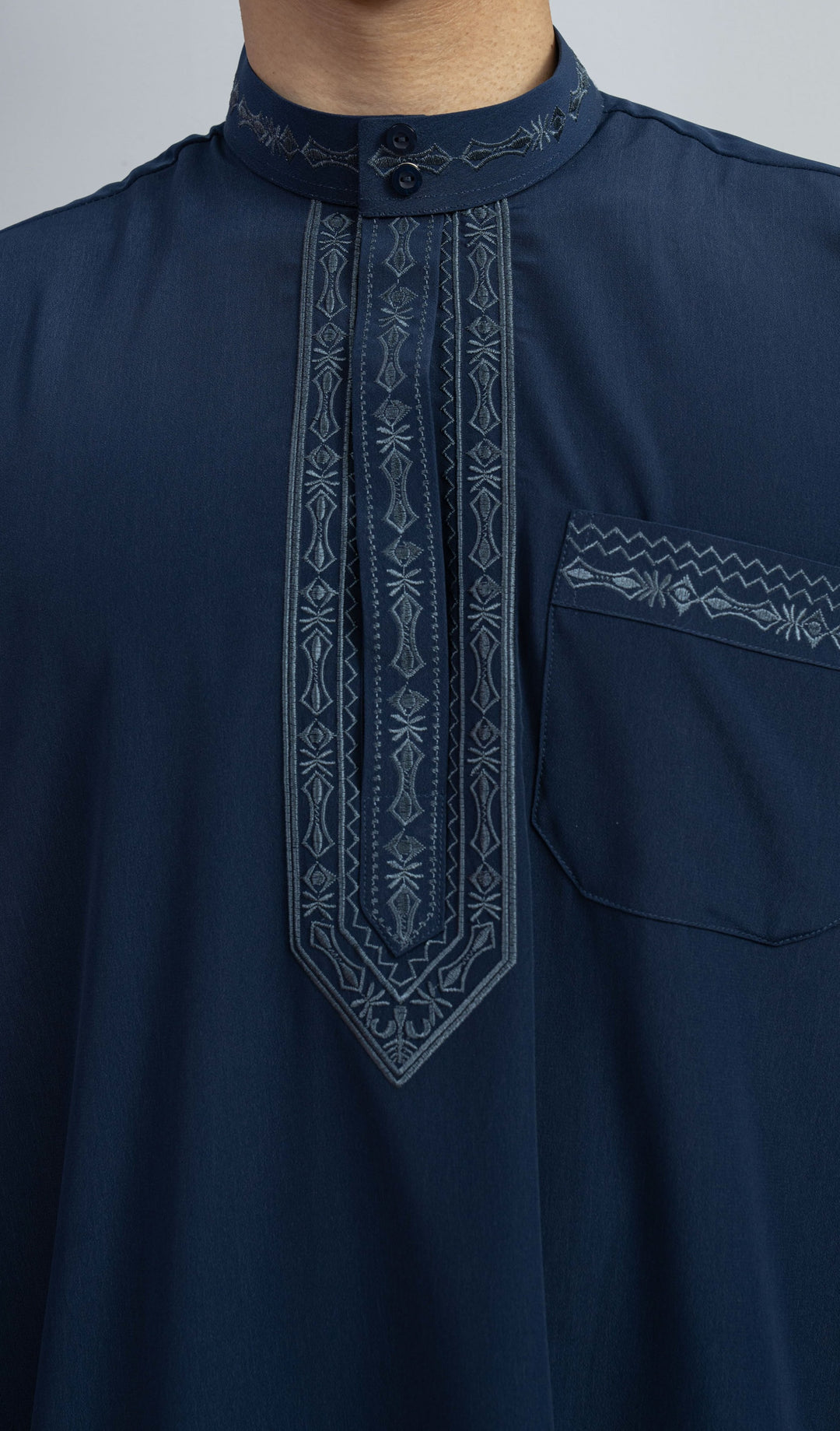 Ensemble qamis pakistanais al emad bleu marine avec broderie sur le kamis