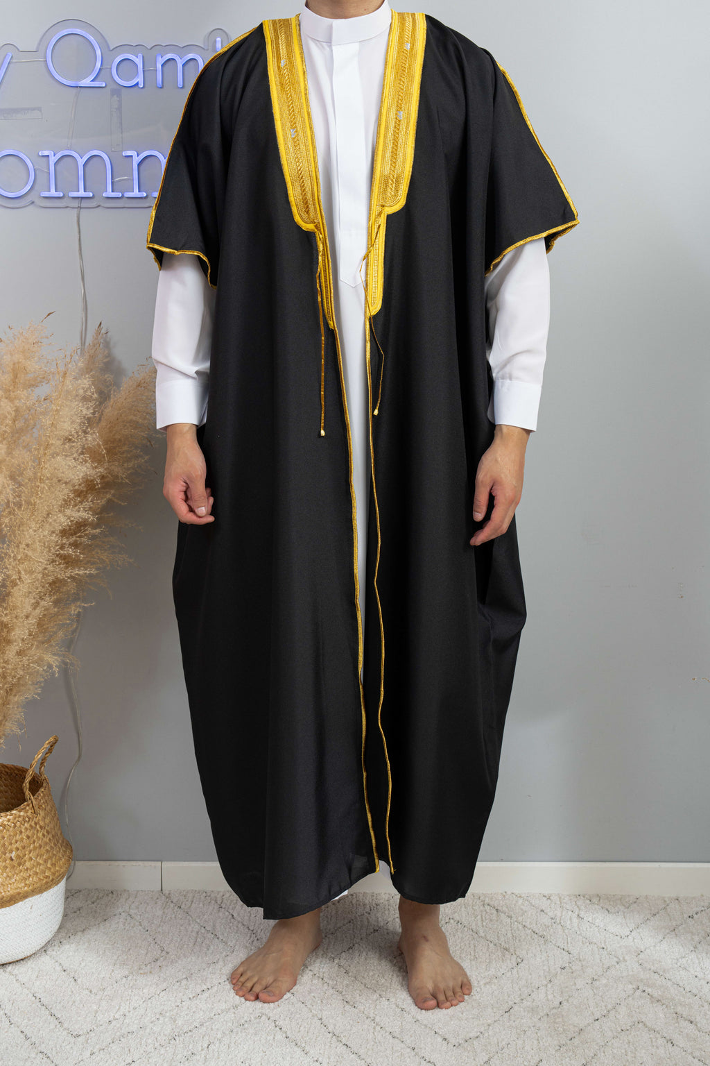 Homme arabe qui porte un Bisht saoudien noir avec qamis saoudien blanc