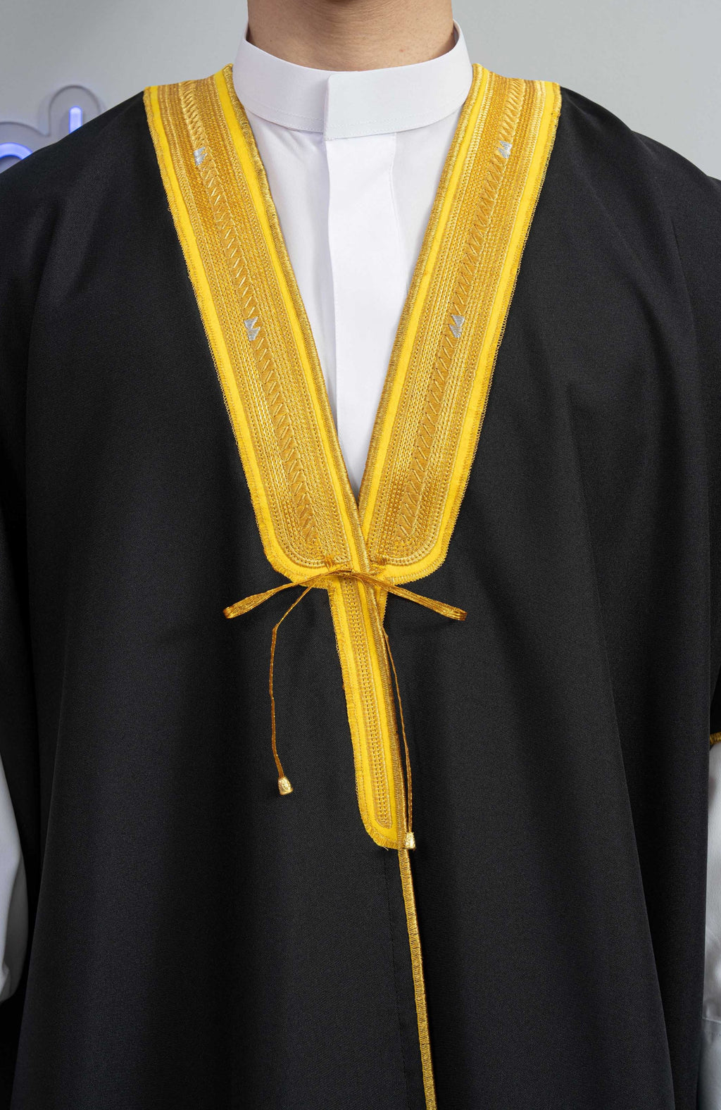 Détail sur le bisht saoudien noir